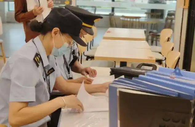 广东仁化县突击检查高速服务区永和大王餐厅食品安全