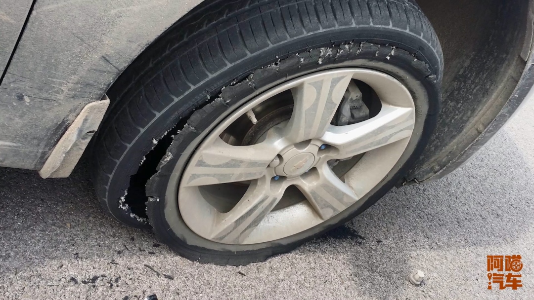 高速爆胎后自己换胎还是叫救援？老司机说实话