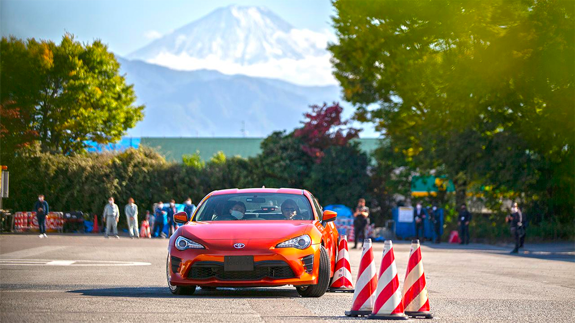 职业车手给警察上驾驶课，传授高速驾驶技巧与安全建议