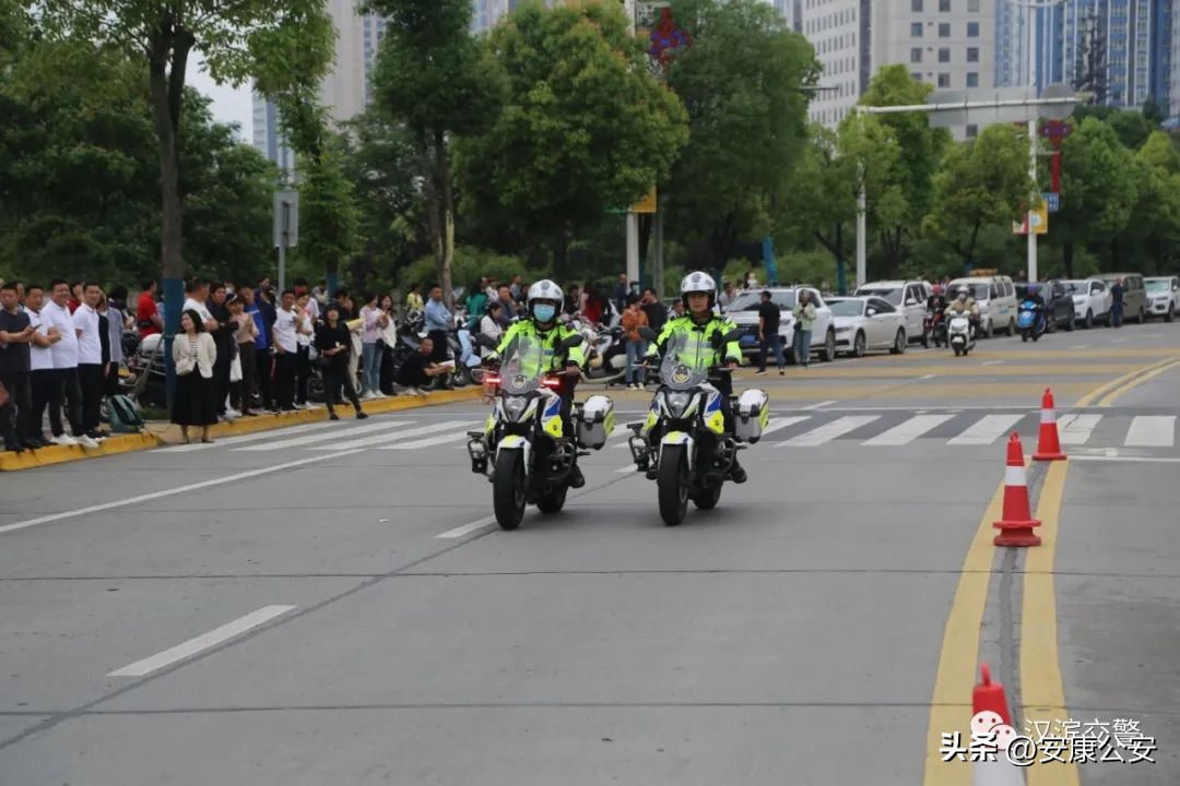 高考首日交通管制,200名交警护航考点