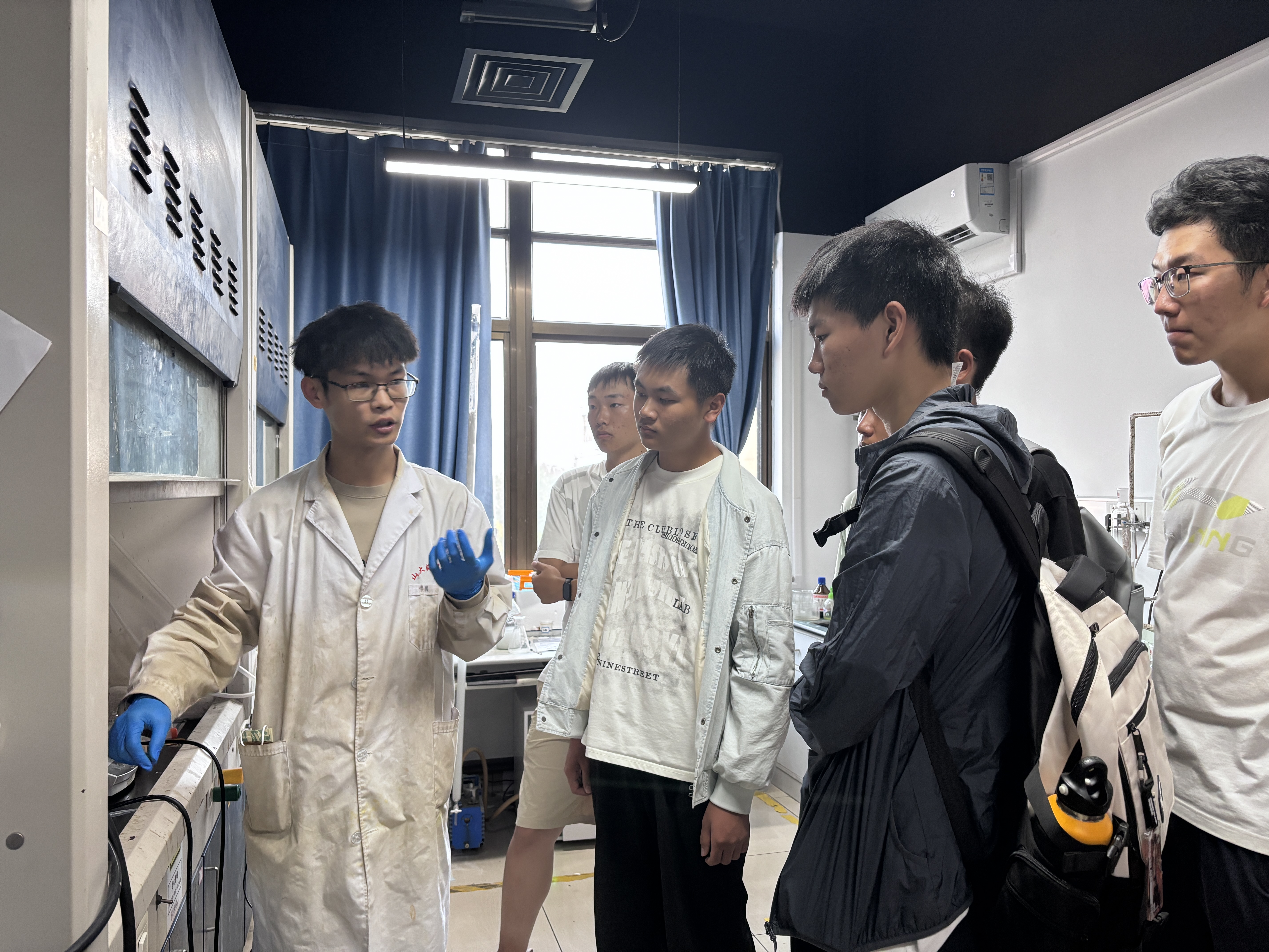 海洋学院举办2025级新生活动,带新生走进实验室了解专业