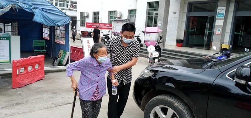 湖北潜江龙湾镇全力推进新冠疫苗接种,确保群众全覆盖