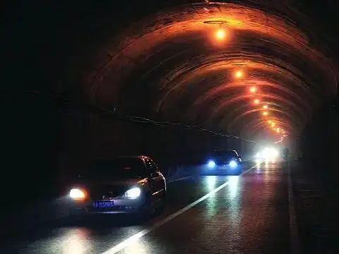 老司机揭秘:高速上蓝底问号加灯泡交通标志的含义与作用