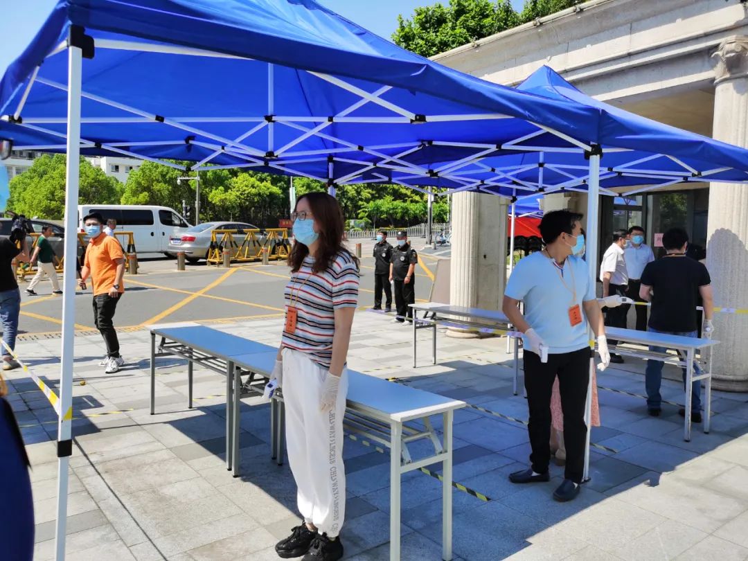 2021 年高考考场啥样?进考场几步走?记者带你提前看