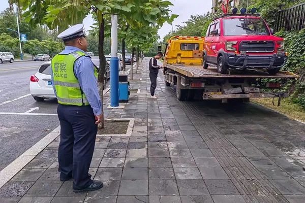 梅河新区交警支队强化整治,严管车辆违停乱象打造良好交通环境