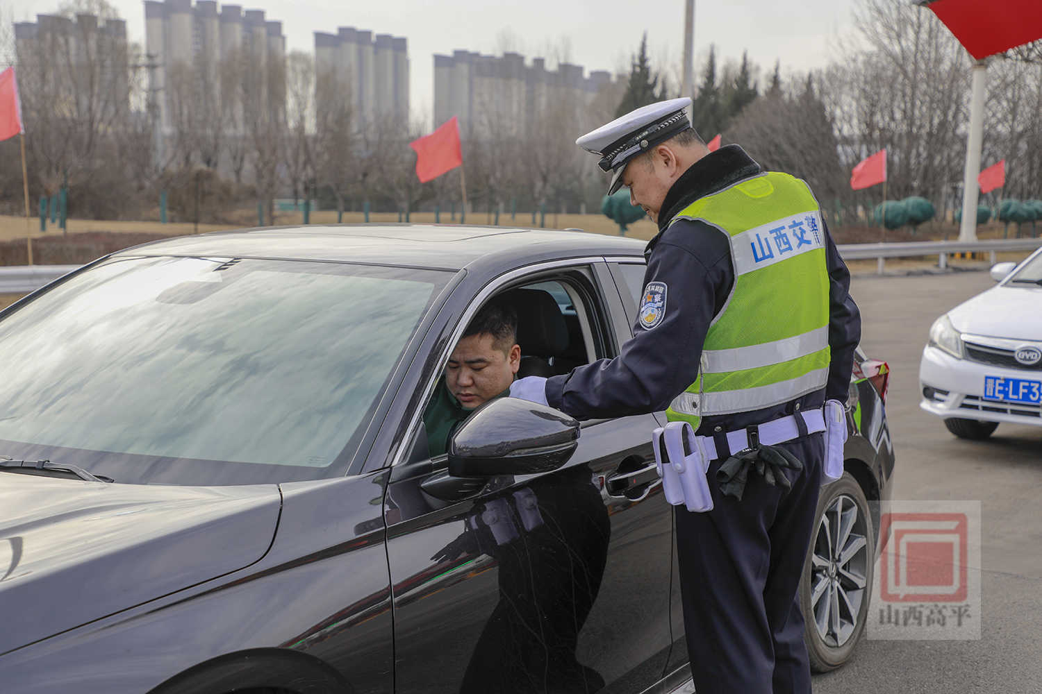 春节高速交警坚守一线,保市民旅客平安出行