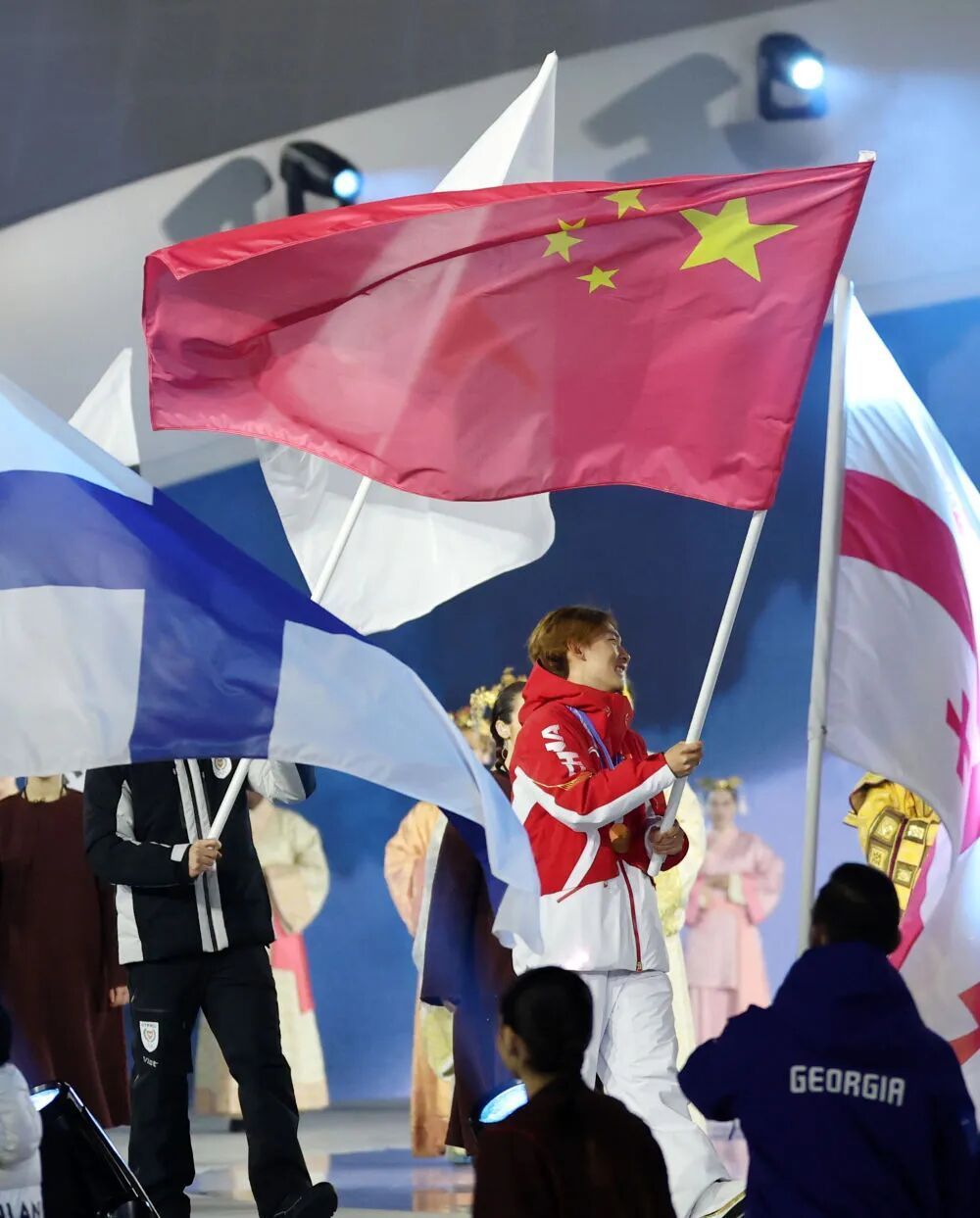 米兰冬奥会闭幕式精彩瞬间:志愿者致谢与各代表团入场等