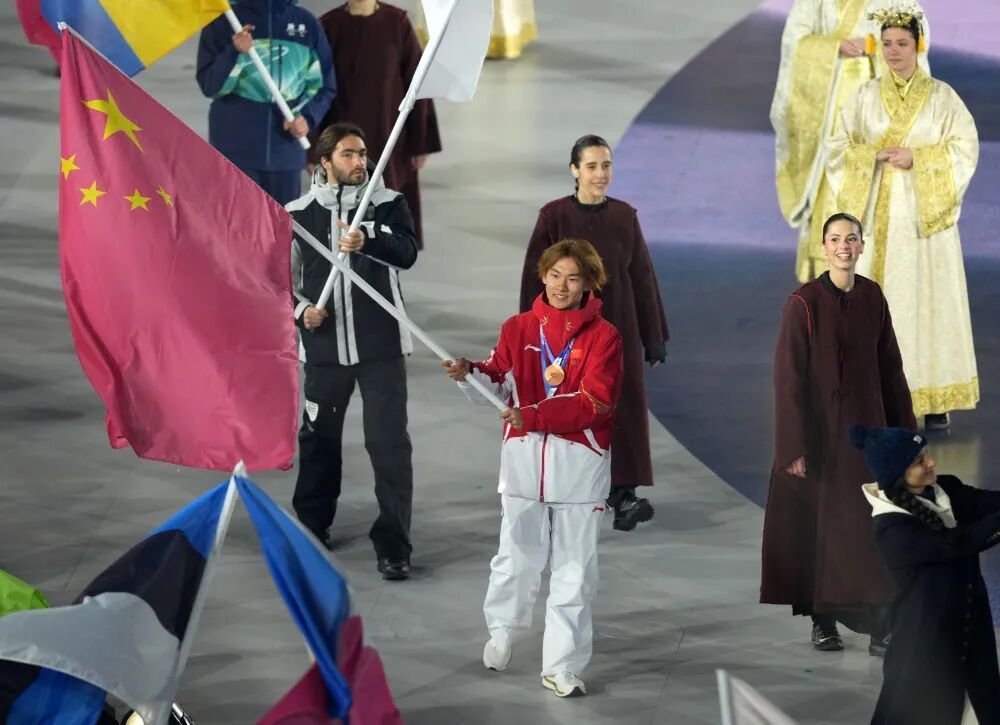 米兰冬奥会闭幕式精彩瞬间:志愿者致谢与各代表团入场等