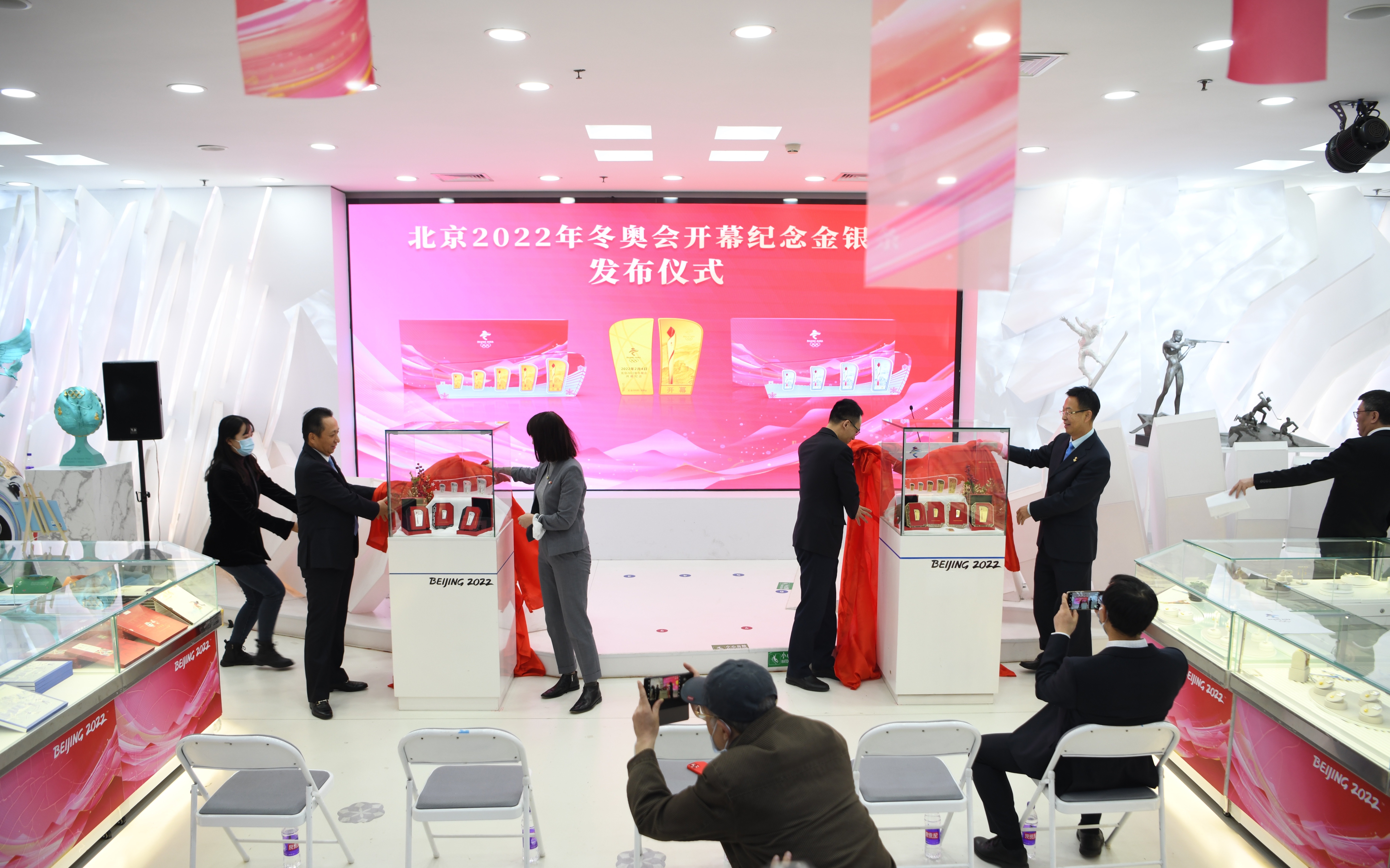 北京冬奥会开幕纪念金银条发布，含多种规格及特色元素